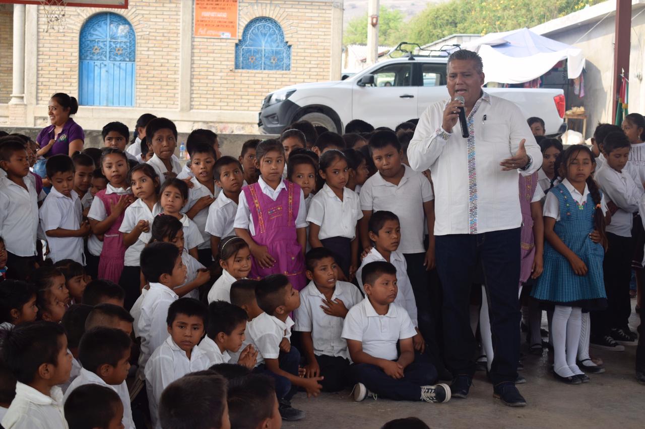 RECONOCEN DOCENTES INDÍGENAS A JAVIER SAN MARTÍN POR SU CERCANÍA CON LA BASE