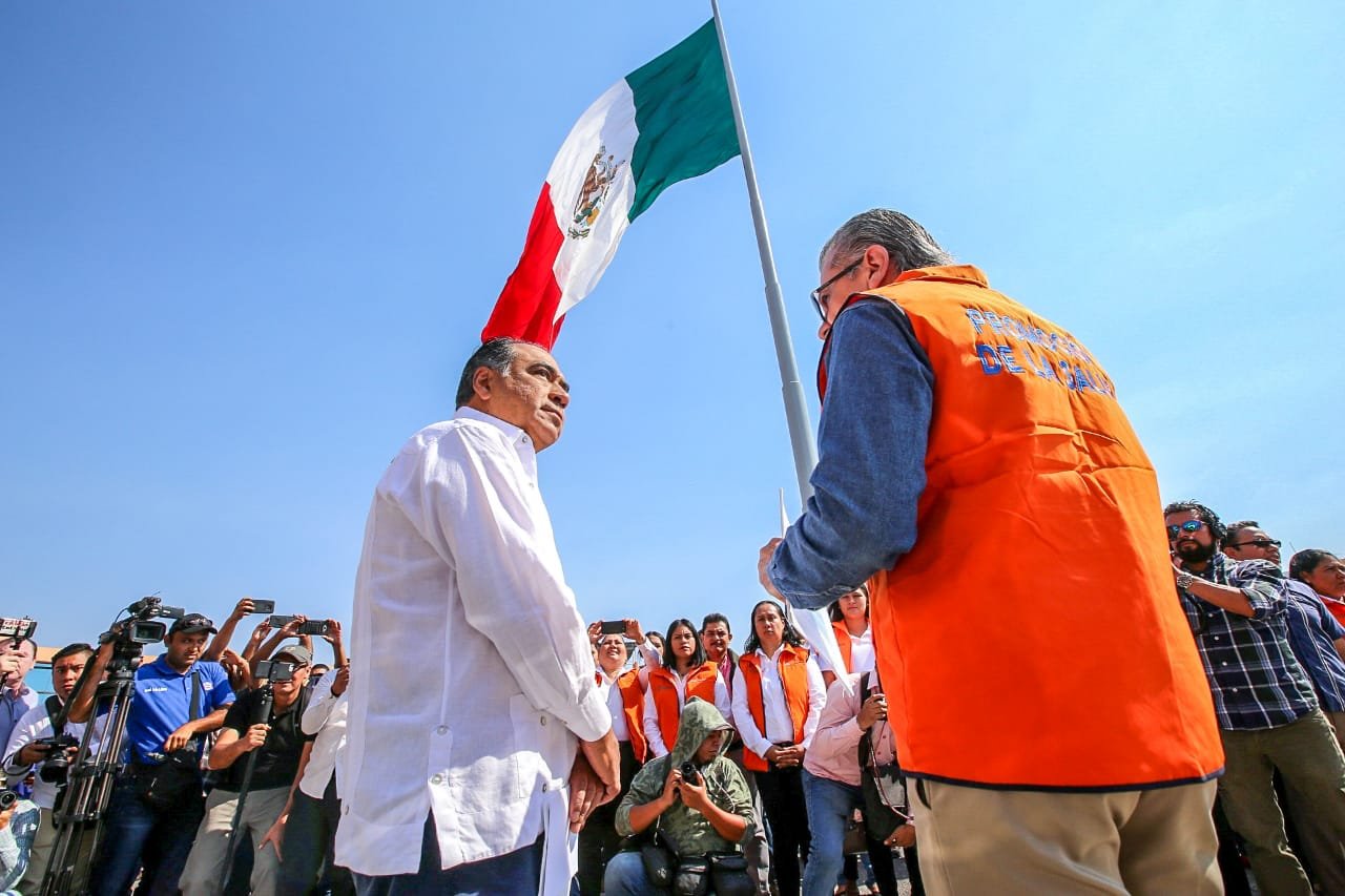 ASTUDILLO ENTREGA VEHÍCULOS A SALUD PARA ATENCIÓN A GUERRERENSES