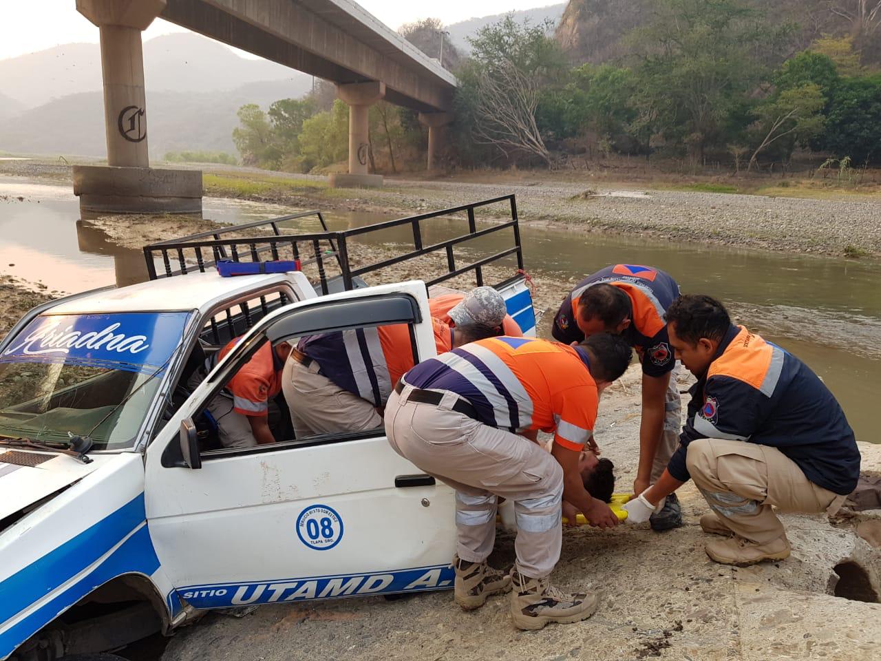 UN LESIONADO TRAS CAER CAMIONETA AL RÍO DE TLAPA