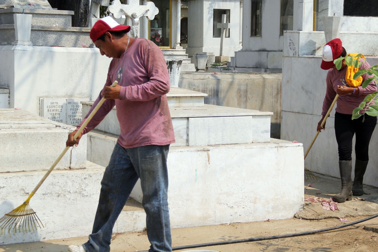 LIMPIOS PANTEONES DE ACAPULCO PARA DÍA DE LAS MADRES