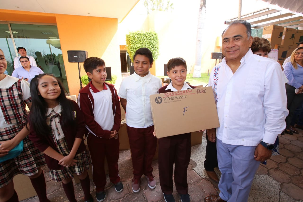 DOTA ASTUDILLO  A ESCUELAS DE GUERRERO CON EQUIPO DE CÓMPUTO