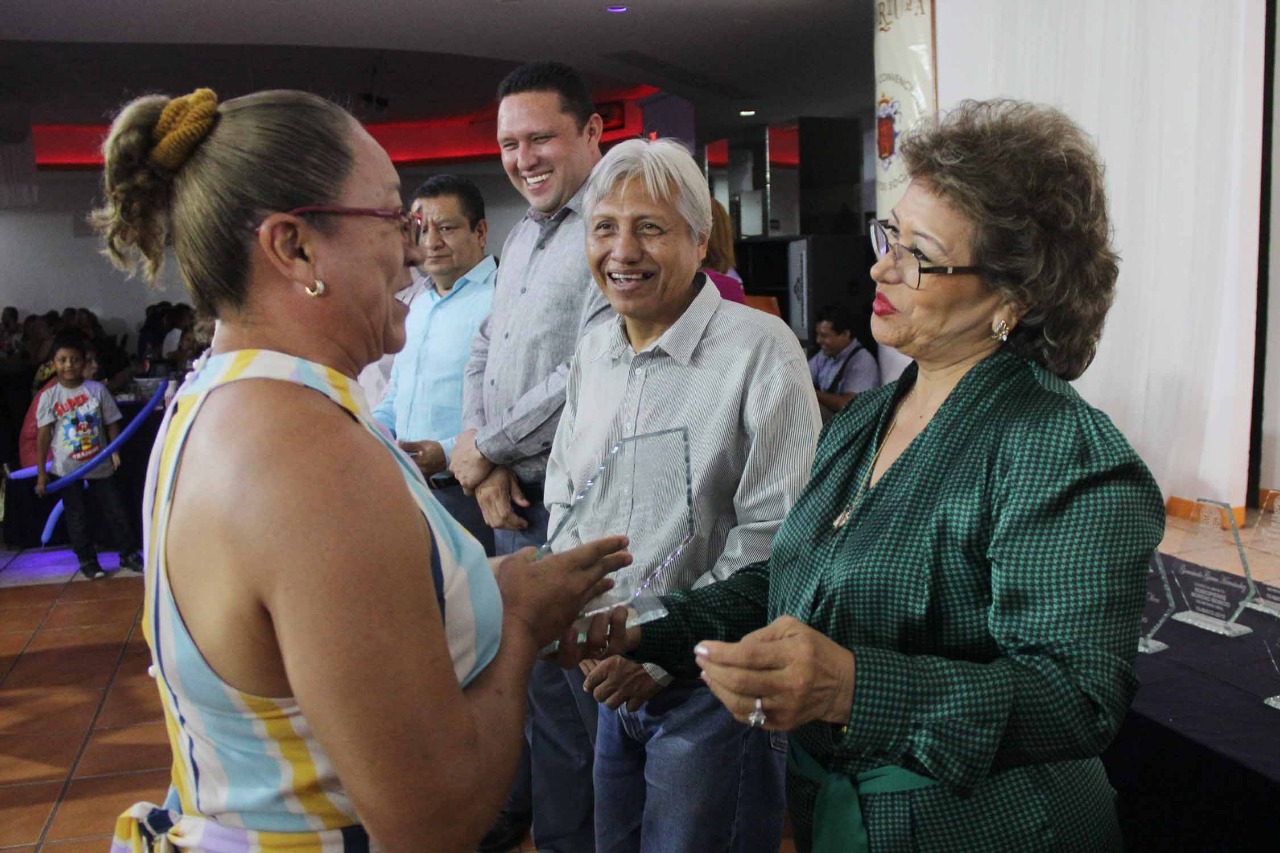 MAESTROS, EJEMPLO DE NIÑOS Y JÓVENES: ADELA ROMÁN