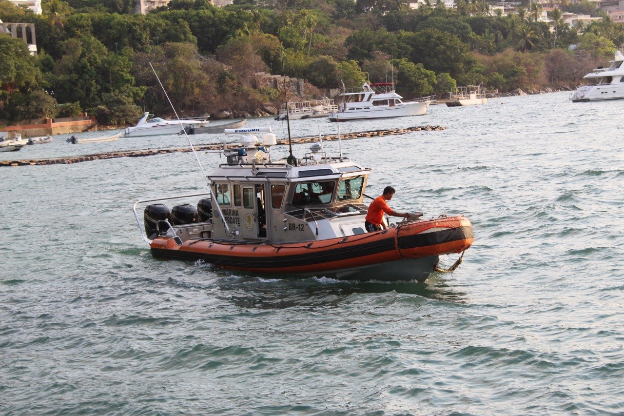 SEMAR RESCATA A CINCO ACAPULQUEÑOS ARRASTRADOS POR UNA OLA EN PLAYA CONDESA