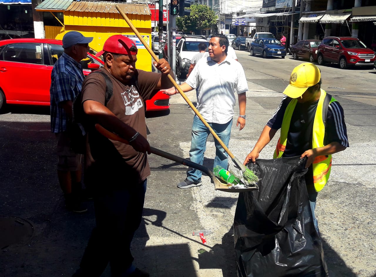 TRABAJADORES ADMINISTRATIVOS SE UNEN A LIMPIEZA DE ACAPULCO