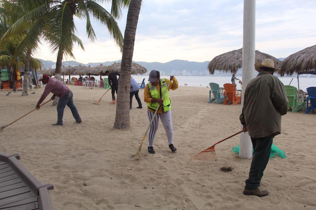 REALIZAN PERSONAS CON DISCAPACIDAD JORNADA DE LIMPIEZA EN PLAYA