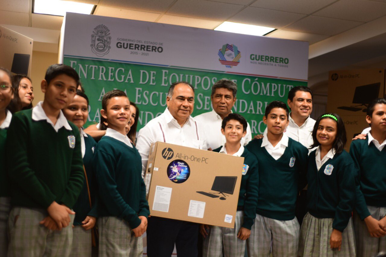 ASTUDILLO ENTREGA EQUIPO DE CÓMPUTO PARA SECUNDARIA EN CHILPANCINGO