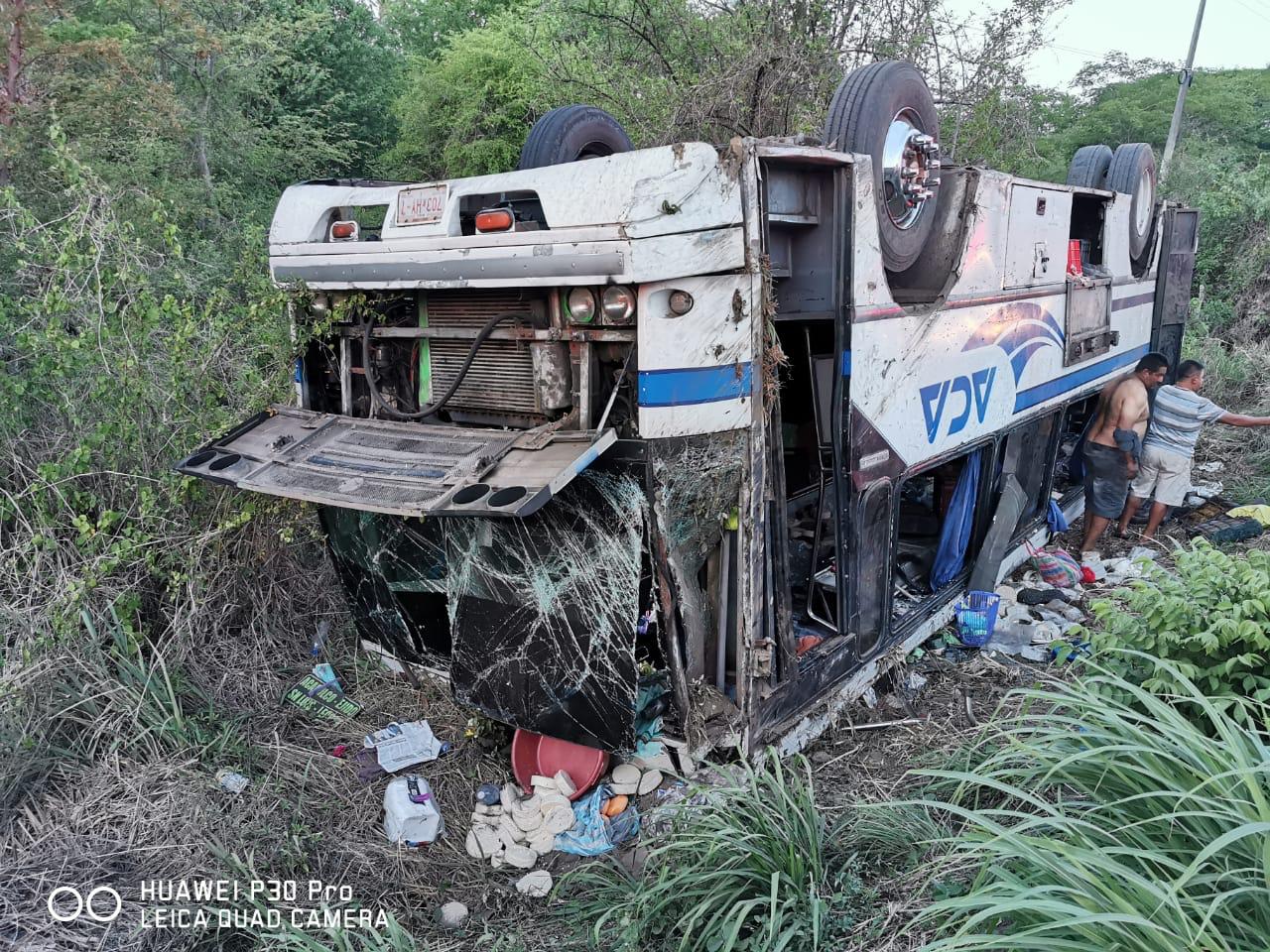 OCHO HERIDOS TRAS VOLCADURA DE AUTOBÚS EN PÉNJAMO