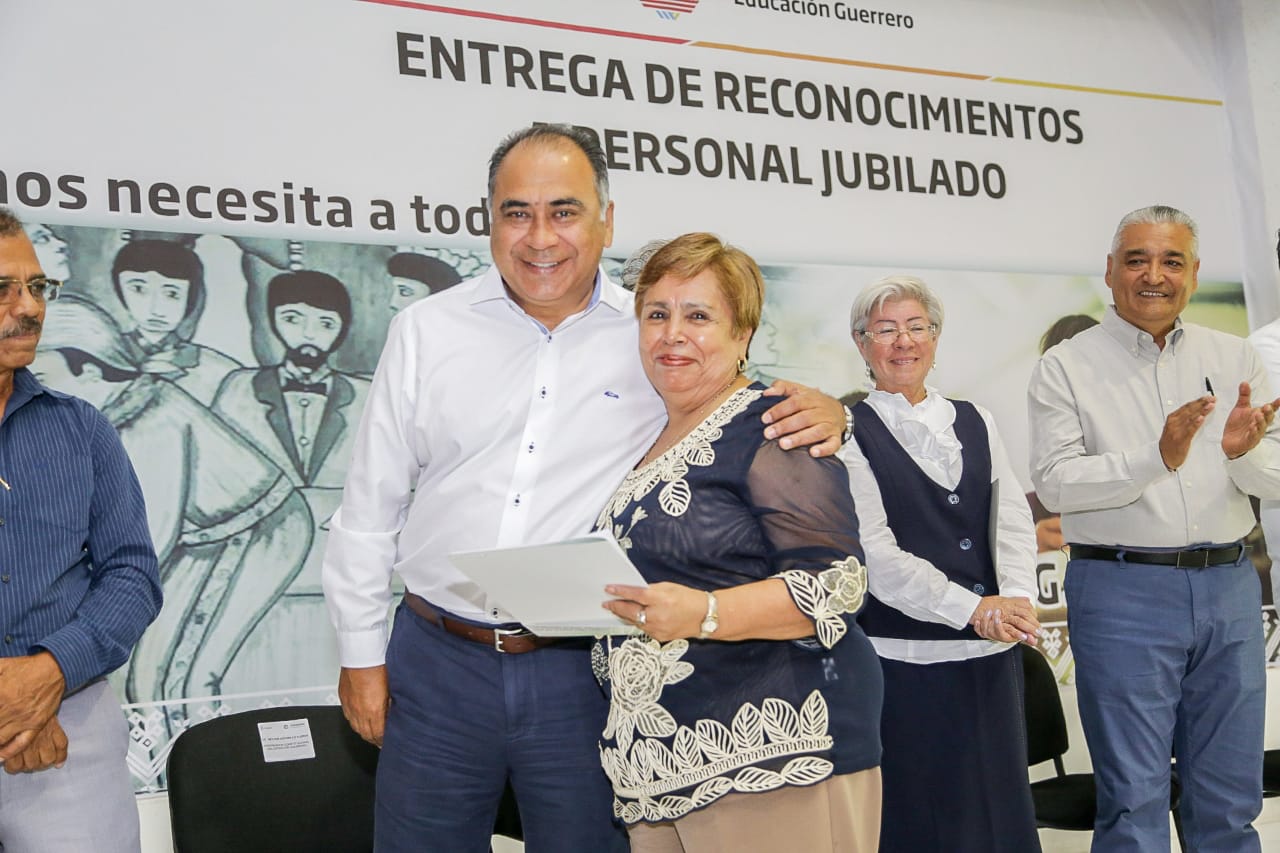 ASTUDILLO ENTREGA RECONOCIMIENTOS Y NOMBRAMIENTOS A MAESTROS