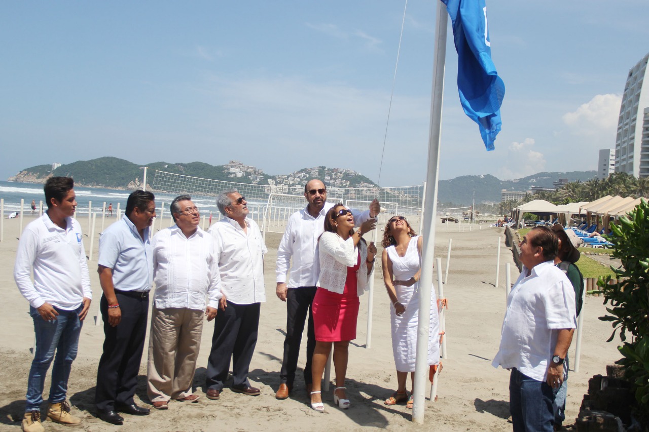 IZAN DISTINTIVO DISTINTIVO AMBIENTAL BLUE FLAG EN PLAYA REVOLCADERO