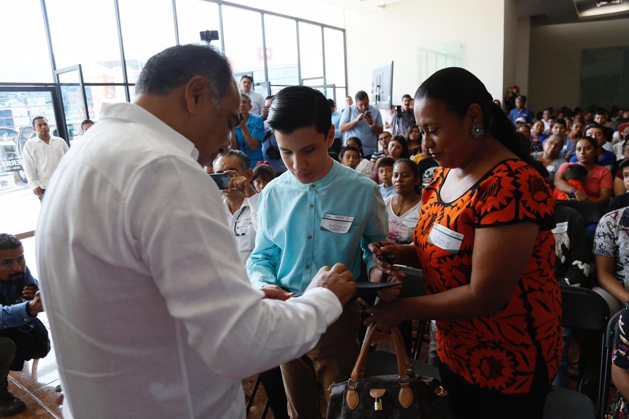 ASTUDILLO ENTREGA PRIMER ACTA DE NACIMIENTO EN SISTEMA BRAILE