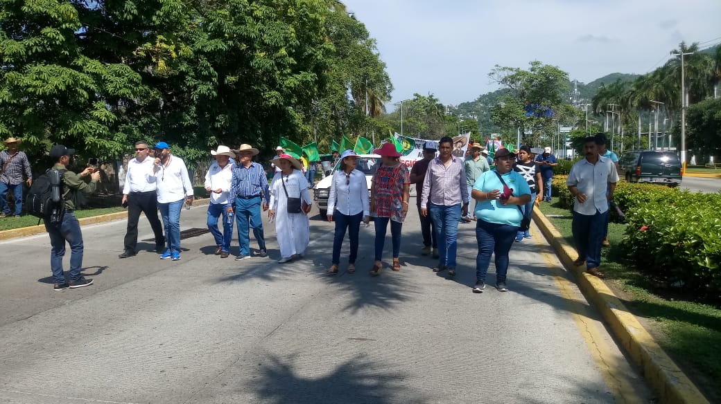 INTEGRANTES DE ORGANIZACIONES SOCIALES MARCHAN EN DEMANDA DE FERTILIZANTE