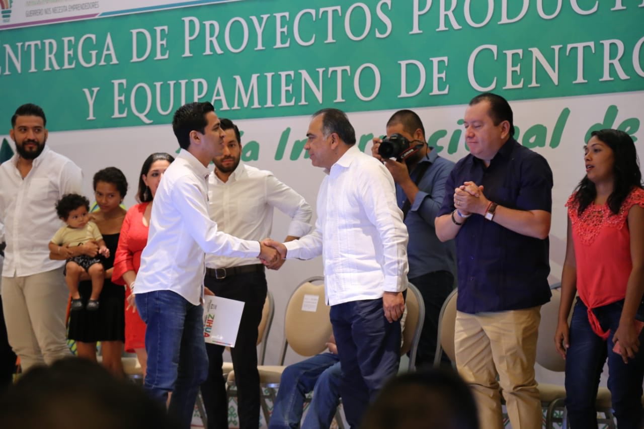 GOBERNADOR DE GUERRERO ENTREGA PROYECTOS NETWORKING A 25 JÓVENES