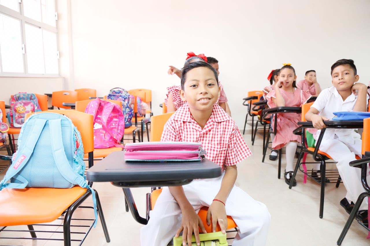 ASTUDILLO RECONSTRUYE PRIMERA PRIMARIA DE LA ZAPATA EN ACAPULCO