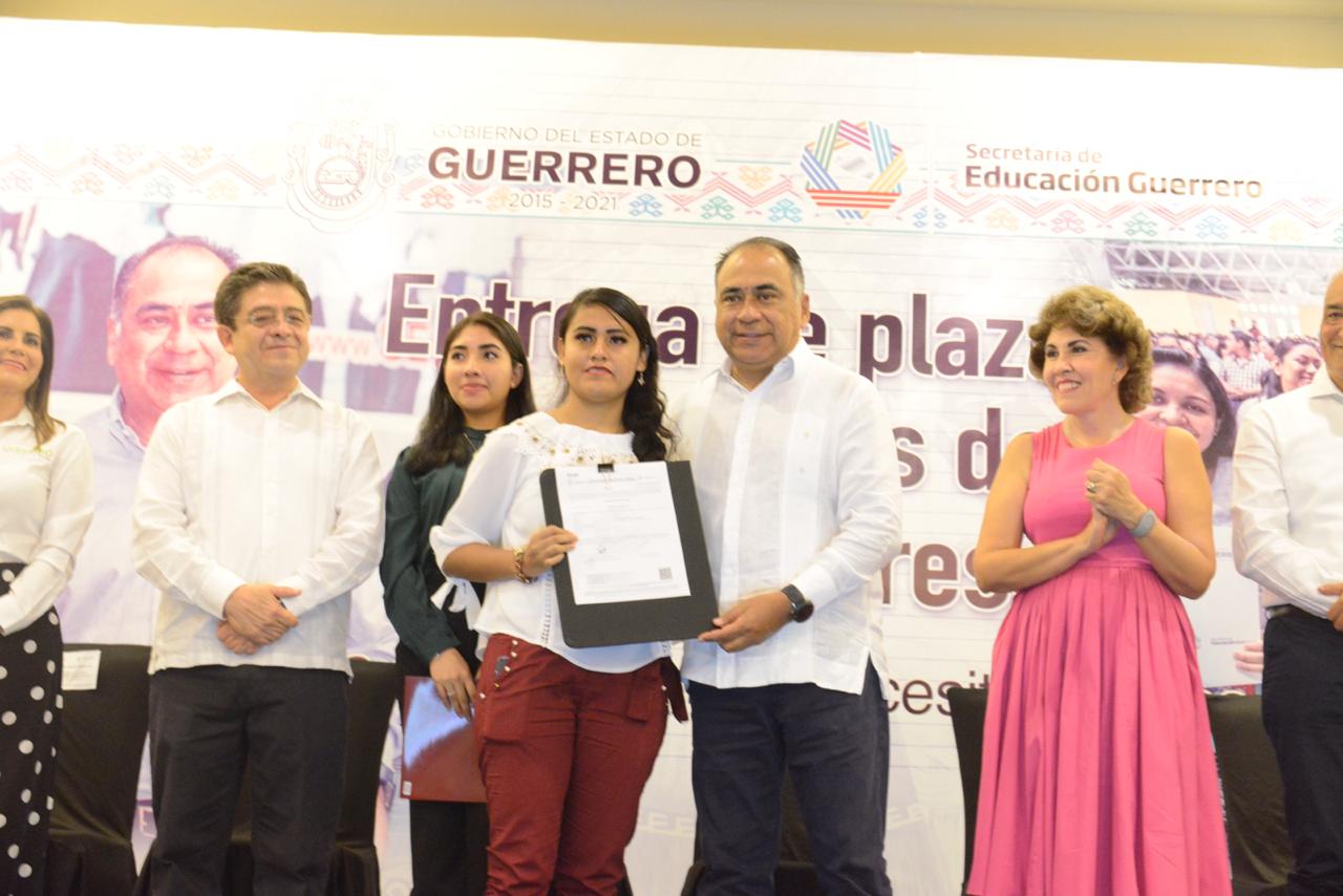 RECIBEN 562 GUERRERENSES PLAZAS DE DOCENTES