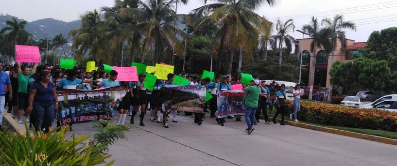 NO PARAN PROTESTAS DE PADRES DE FAMILIA Y ALUMNOS EN ACAPULCO