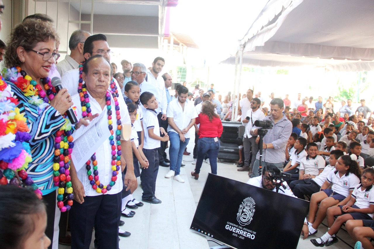 “LA EDUCACIÓN ES EL MEJOR INSTRUMENTO PARA QUE LOS PUEBLOS PROGRESEN”: ADELA ROMÁN “LA EDUCACIÓN ES EL MEJOR INSTRUMENTO PARA QUE LOS PUEBLOS PROGRESEN”: ADELA ROMÁN