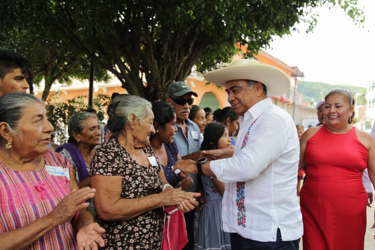 ASTUDILLO DOTA DE AMBULANCIAS A ACATLÁN Y CUAUTEPEC