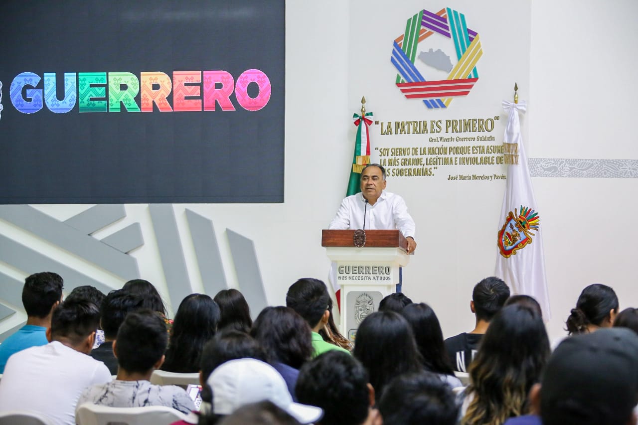 ASTUDILLO ENTREGA BECAS A 778 ESTUDIANTES DE LICENCIATURA