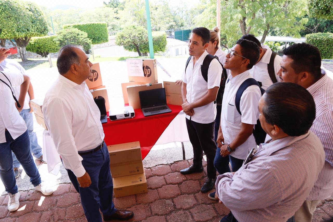 ASTUDILLO EQUIPA A ESCUELAS DE LAS SIETE REGIONES DE GUERRERO