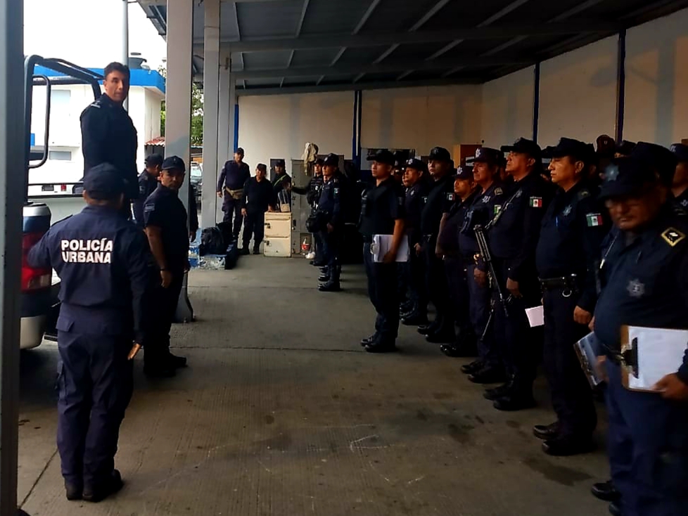 ENCARGADO DE  SEGURIDAD EN ACAPULCO SE REÚNE CON POLICÍAS