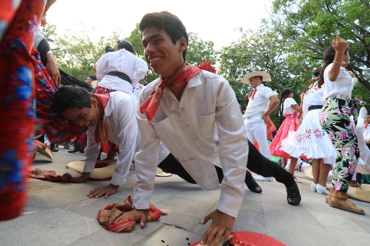 FOLKLOR PRENDE A VISITANTES DURANTE FESTIVAL DE LA NAO EN ACAPULCO