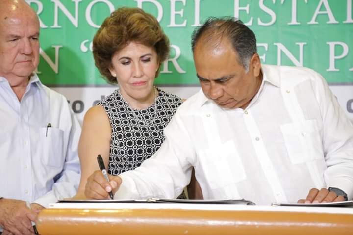 Gobernador Astudillo firma convenio con fundación ‘Ver bien para aprender mejor’