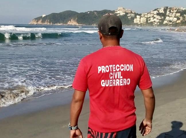 Rescatan a 2 turistas en playa de la zona Diamante de Acapulco