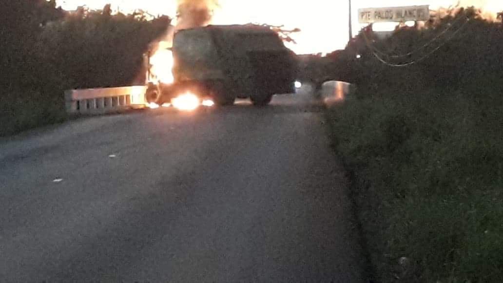 Bloquean con camiones incendiados la carretera Acapulco-Zihuatanejo, en Petatlán