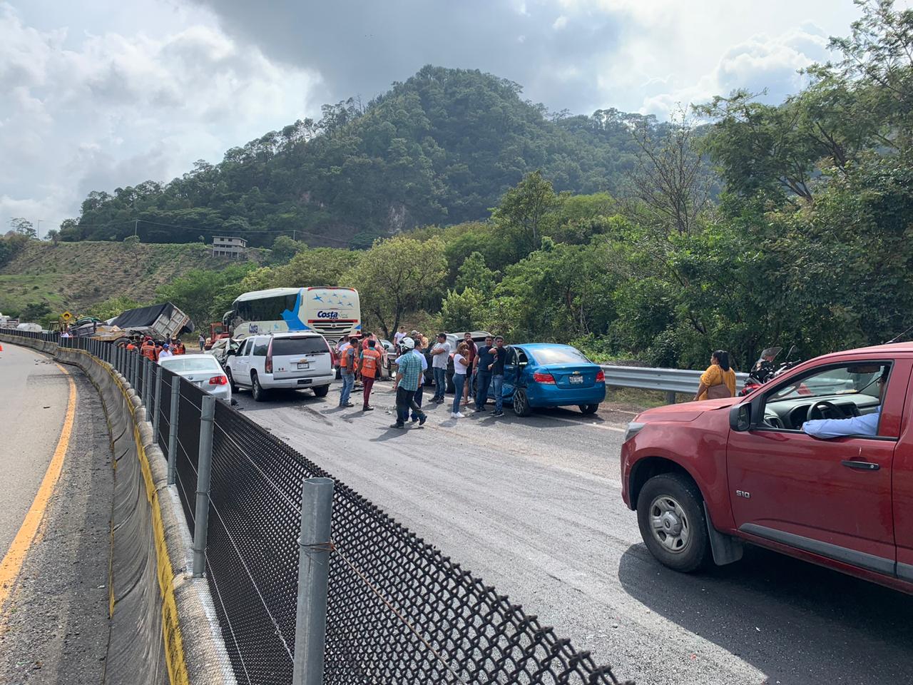 Vuelca tráiler en Autopista del Sol; hay autos afectados