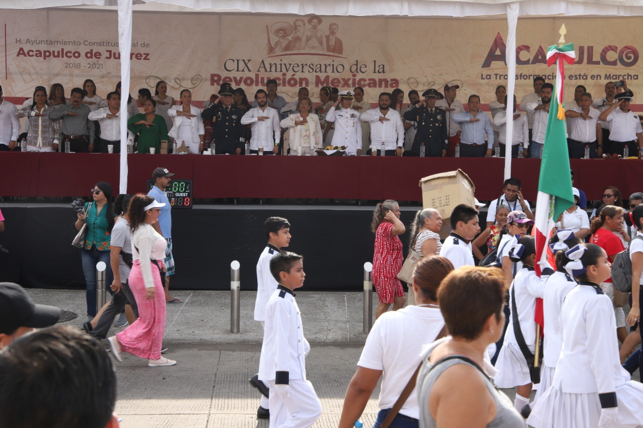 Encabeza Adela Román desfile conmemorativo a la Revolución Mexicana