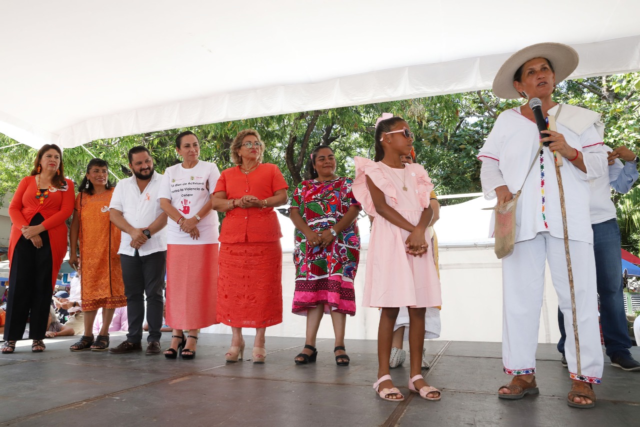 Asiste Adela Román a la presentación de la obra “La Violencia a través del Espejo”