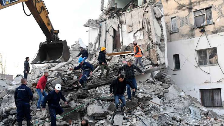 Suman 13 muertos y 325 heridos por sismo de 6.4 en Albania; hay severos daños