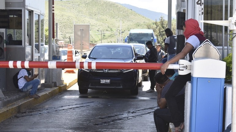 Toman normalistas de Ayotzinapa la autopista del sol en Acapulco