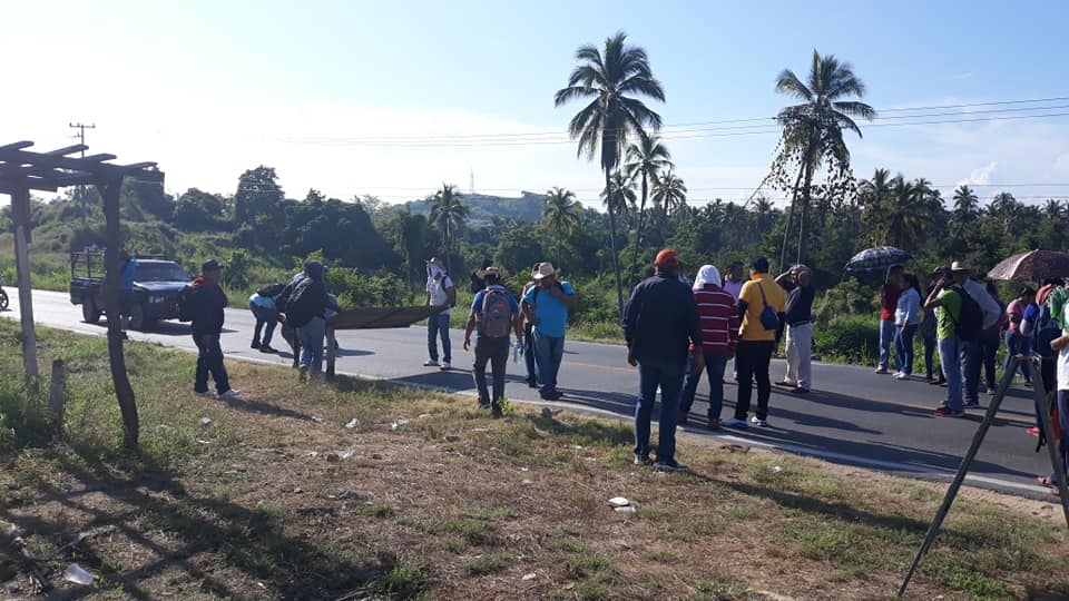 Tras horas, pobladores de Petatlán retiran el bloqueo en la Acapulco-Zihuatanejo