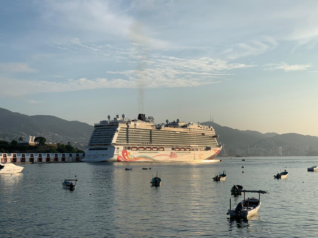 Arriba crucero a la bahía de Acapulco con 5 mil 300 pasajeros y tripulantes