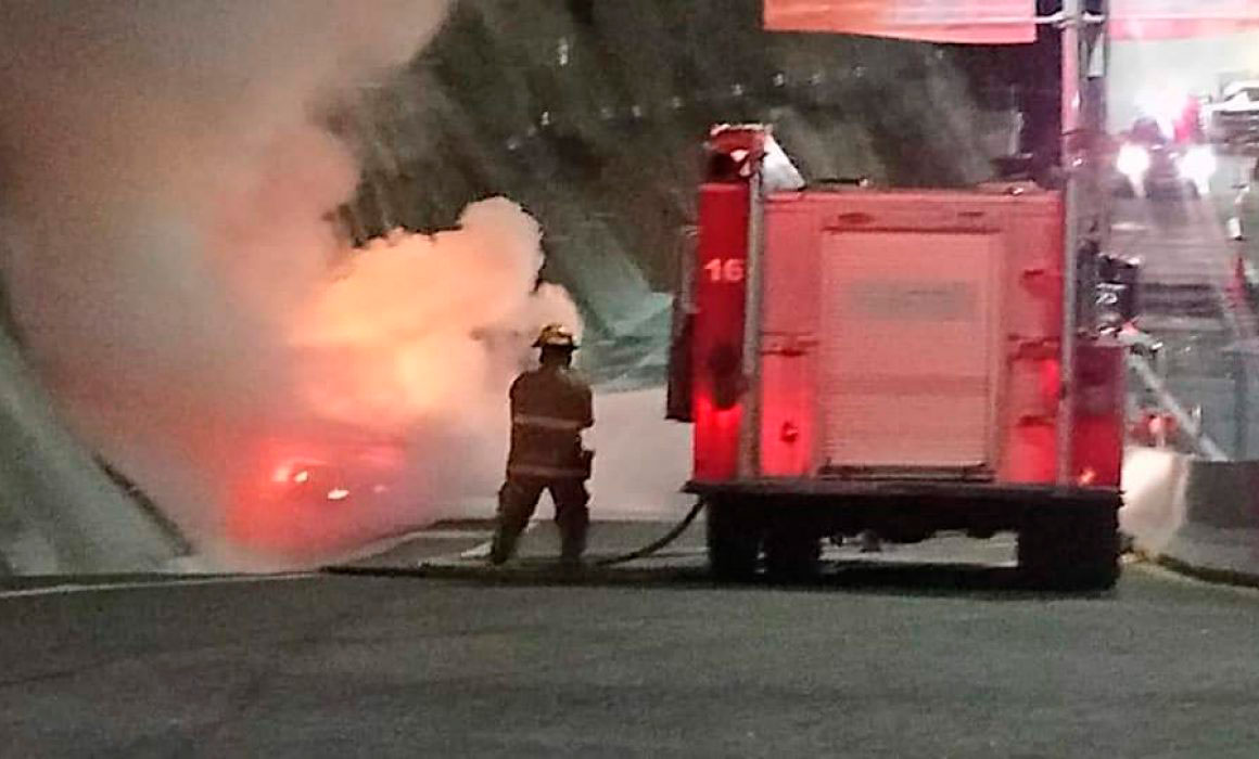 Incendian 20 locales de un parían de artesanías en Acapulco