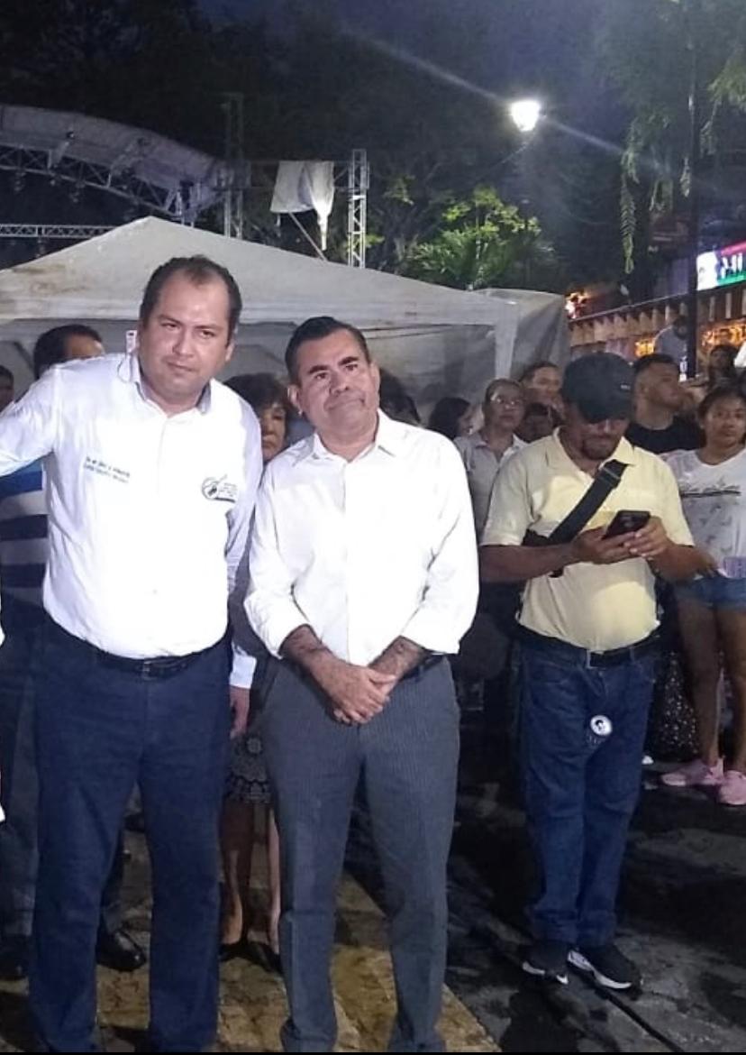 Reconocen músicos a Astudillo y abarrotan el Zócalo de Acapulco