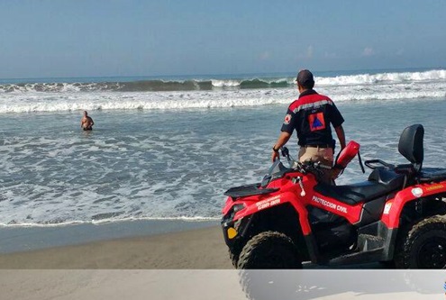 Arrastra ola a turista en playa de Acapulco
