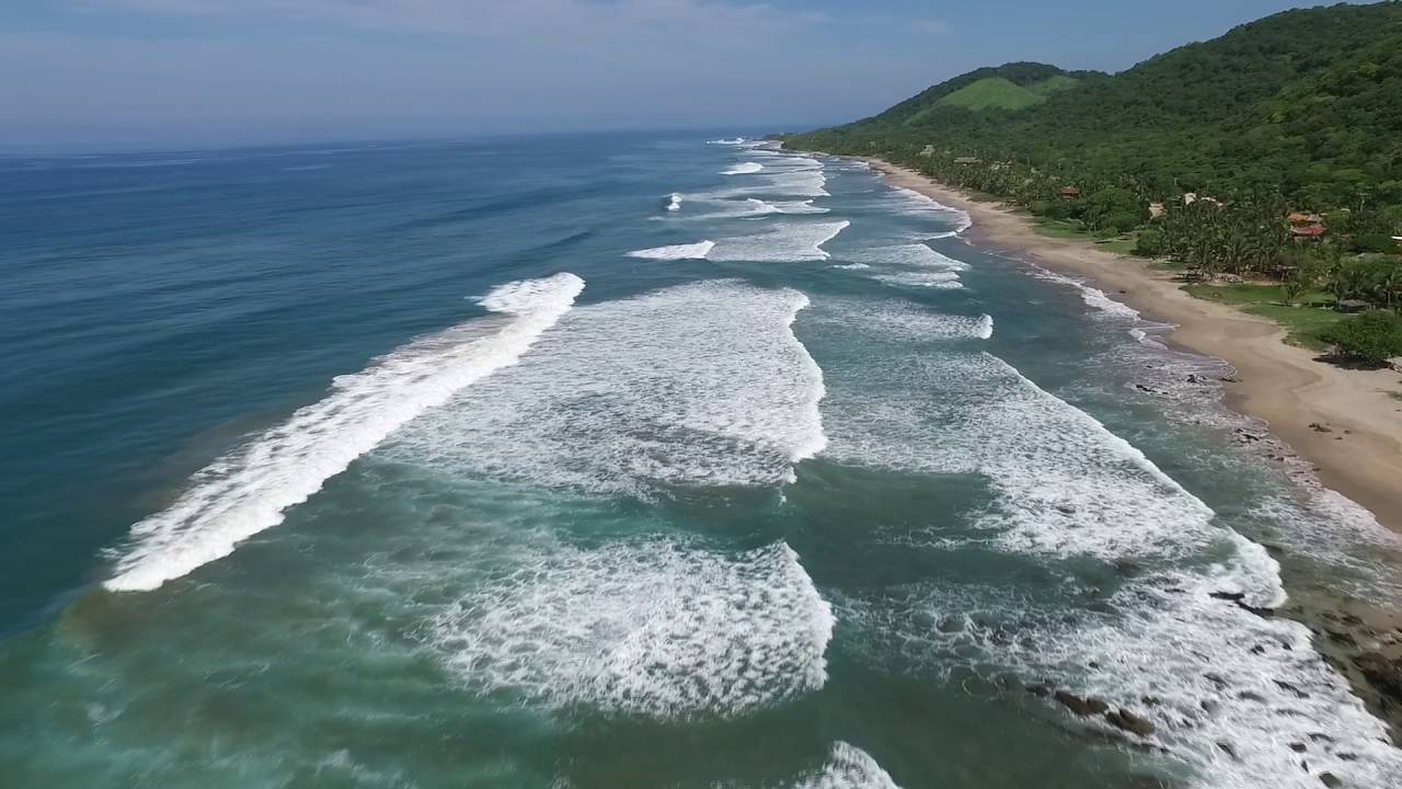 Rescatan a 3 turistas en playa de Guerrero, uno es menor de edad