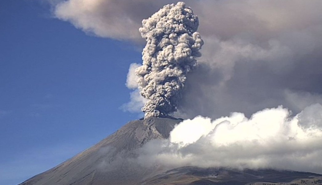 Popocatépetl emite fumarola gigante y prende las alertas (VIDEO)