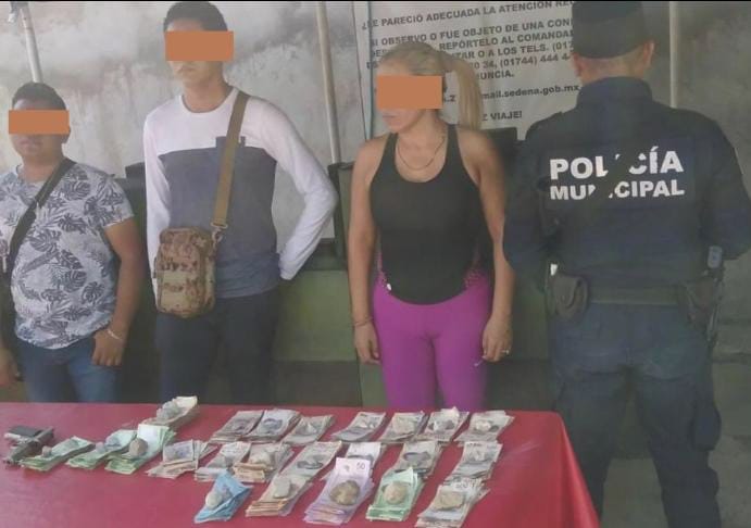 Detienen a 3 con armas y 200 mil pesos en el Kilómetro 22 en Acapulco