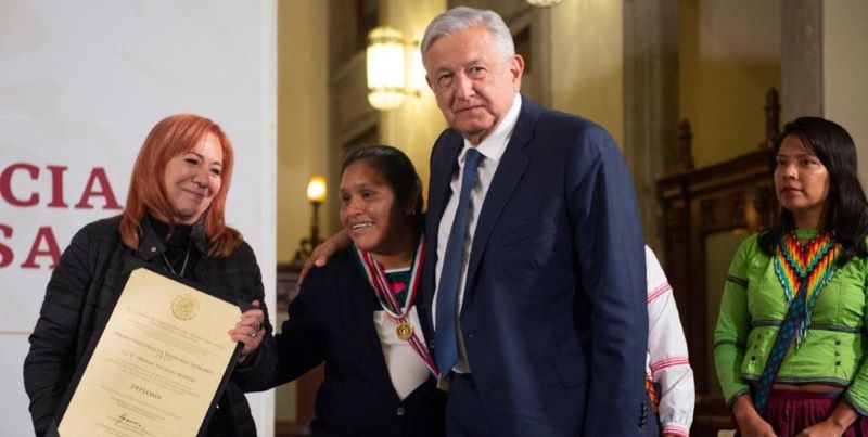 AMLO entrega a Obtilia Eugenio el premio nacional de Derechos Humanos