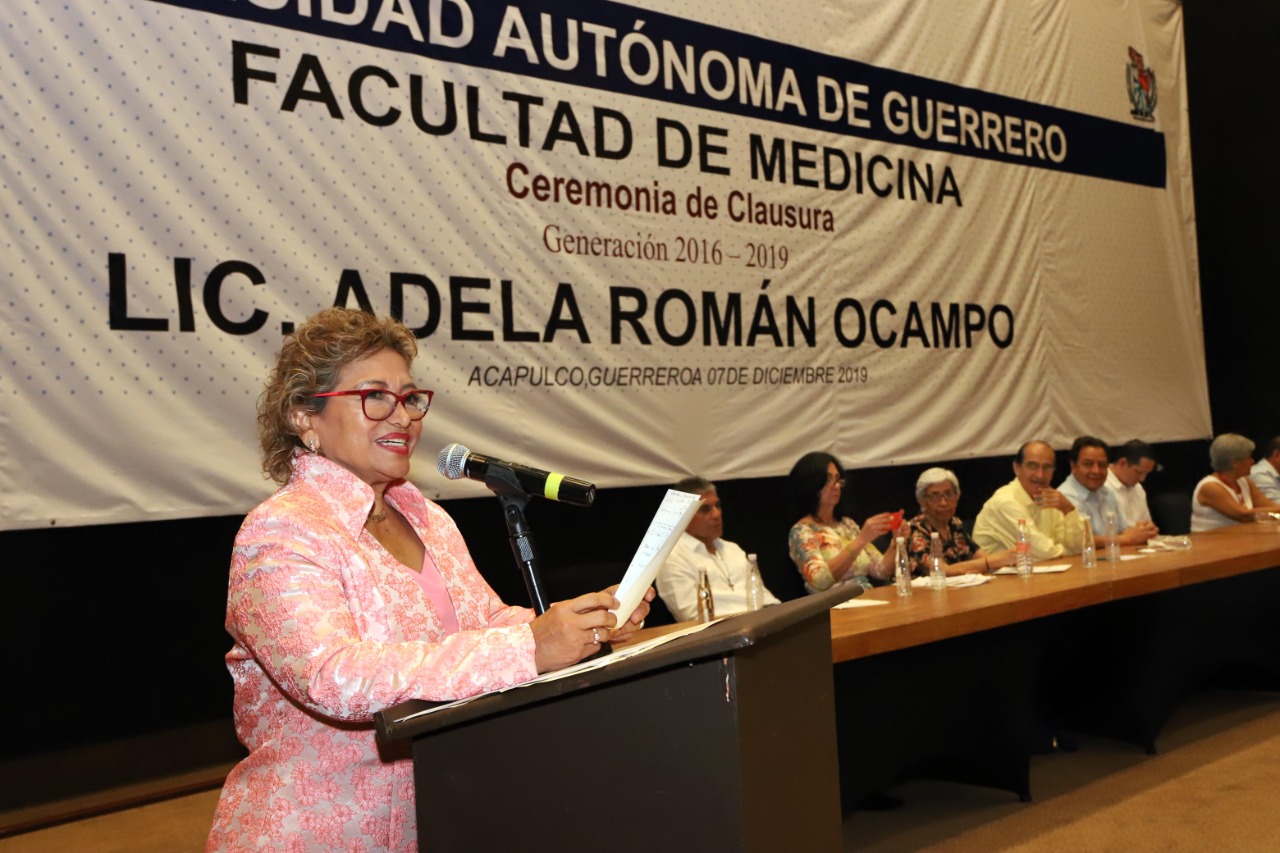 Los médicos deben de tener sensibilidad social: Adela Román Ocampo