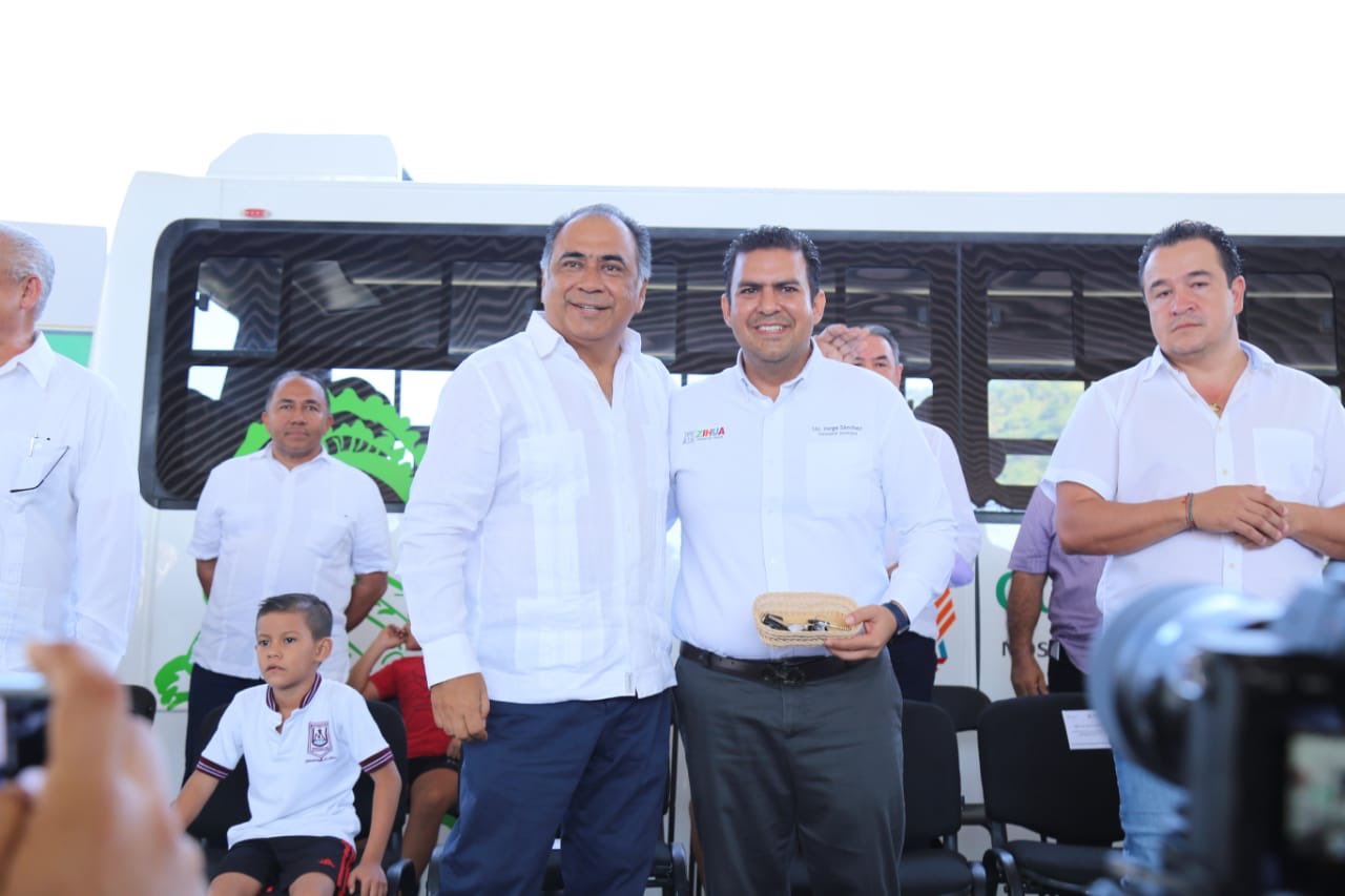 Gobernador Héctor Astudillo  entregó apoyos y supervisó obras en Zihuatanejo