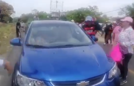 Sindicalizados de Atoyac retienen auto de funcionario y bloquean la Acapulco-Zihuatanejo; exigen su aguinaldo