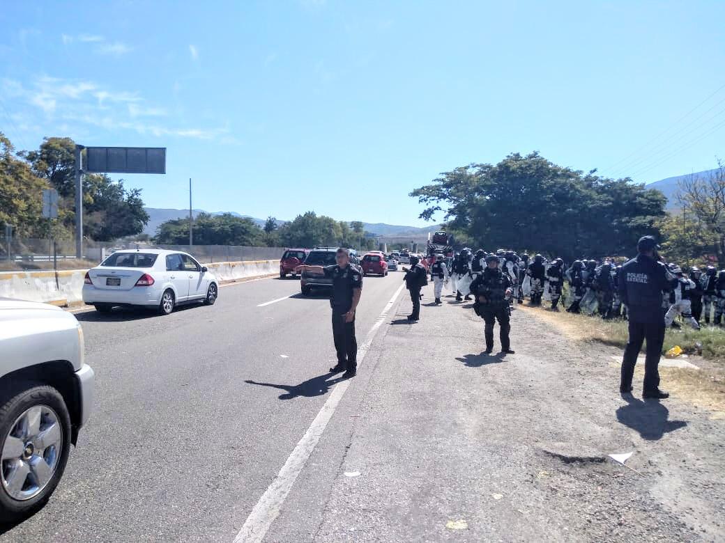 Liberan policías la Autopista del Sol; repliegan a los habitantes de Tlapa
