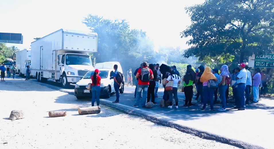 Bloquea CETEG de forma intermitente la carretera Acapulco-Zihuatanejo en Atoyac