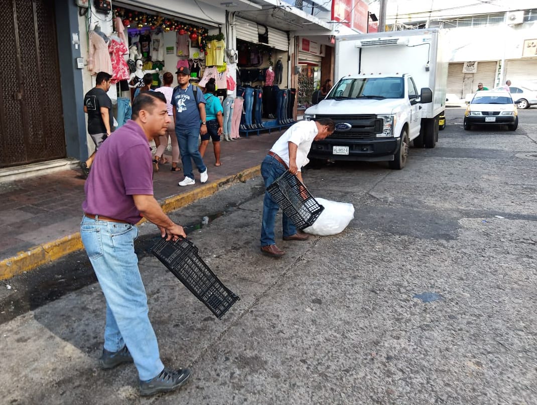 Retiran a franeleros de la Costera de Acapulco; cobraban más de 30 pesos a turistas