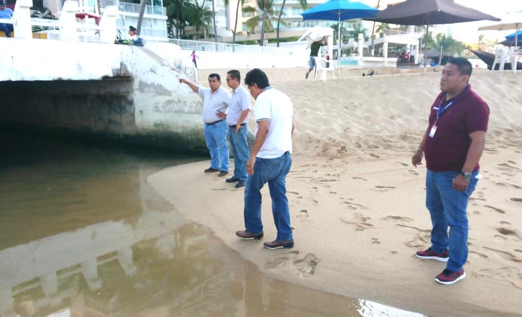 Verifica Capama limpieza de canal pluvial en plaza Canadá