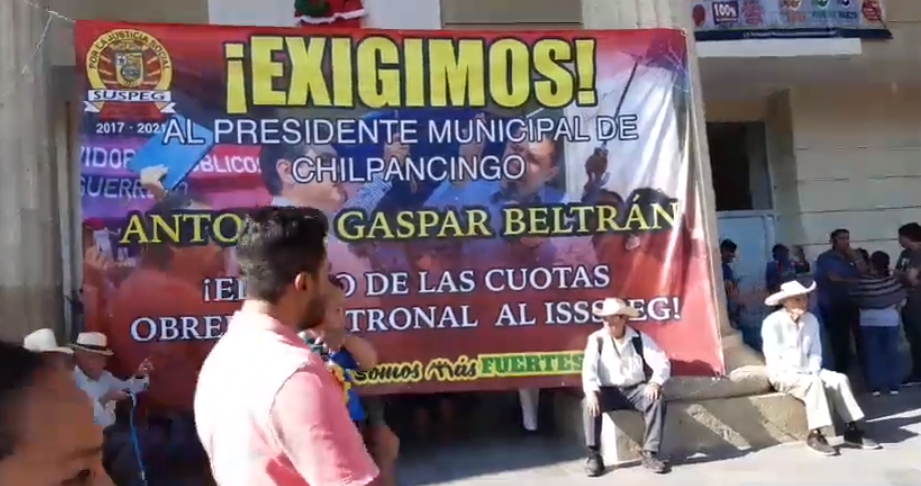 Trabajadores y jubilados del SUSPEG protestan en Atoyac y Chilpacingo